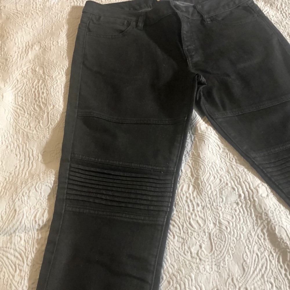 Coated black skinny jeans. Ribbed at knee